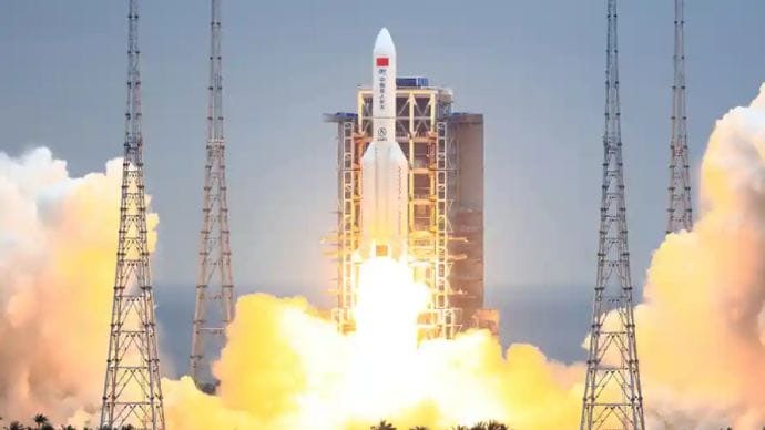 Неконтрольована китайська ракета може впасти на Землю найближчими днями