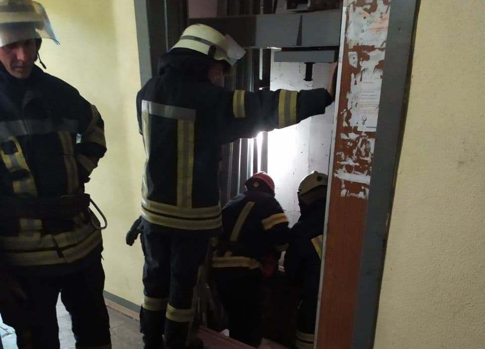 У Києві обірвався ліфт у 16-поверховому будинку, унаслідок чого загинула людина