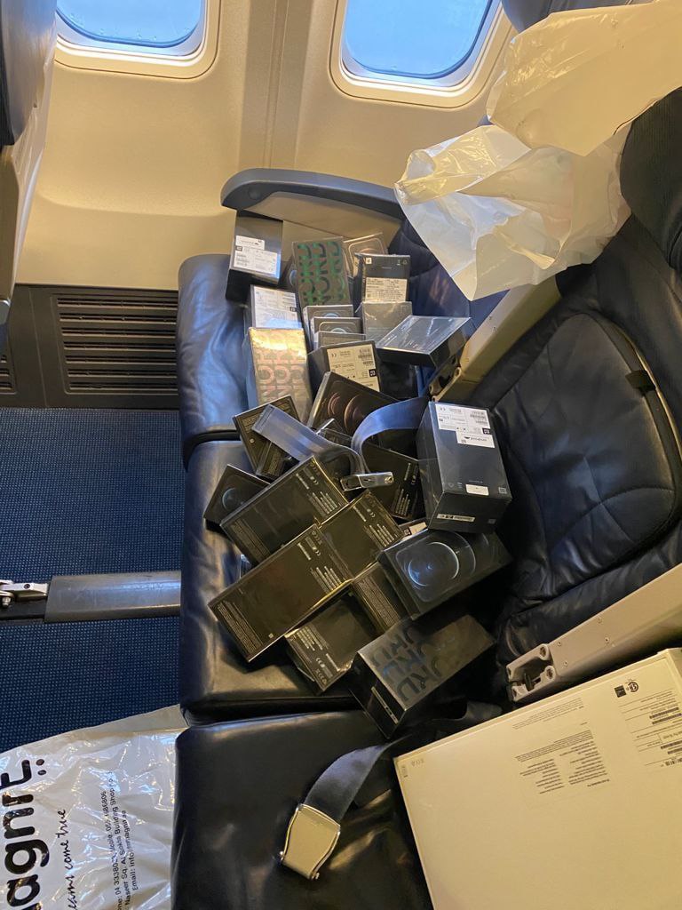 У аеропорту Бориспіль затримали контрабанду нових "айфонів" - стюардеси перевозили їх у смітниках