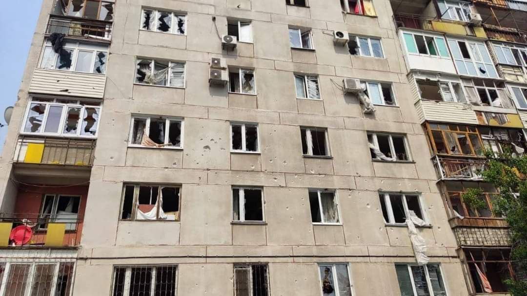 На Луганщині окупанти за добу знищили ТЦ та десятки будинків