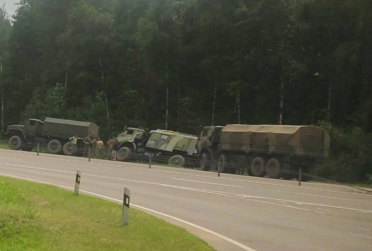 У Білорусі в бік України їде колона російських вантажівок із символікою "V"
