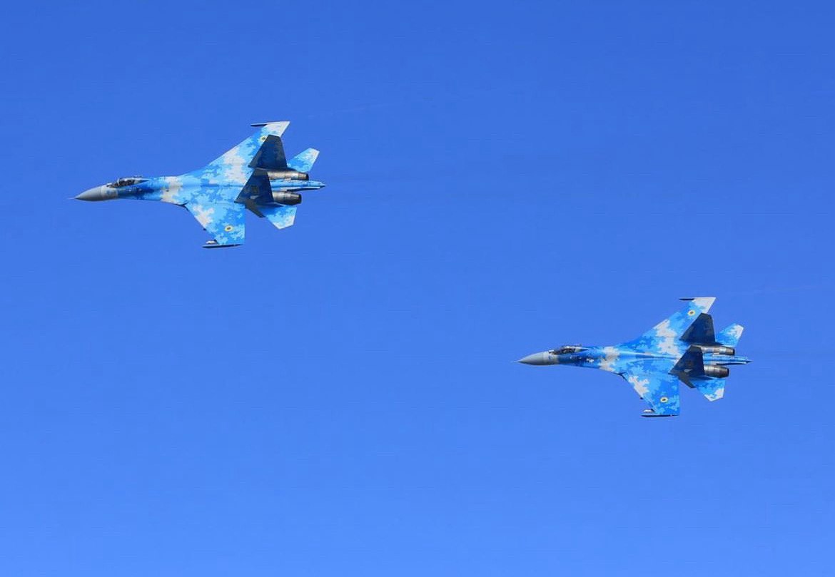 На Вінниччині прощаються з військовим льотчиком, в знак шани над містом пролетіли винищувачі