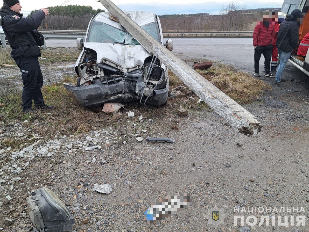 П’яний чоловік на краденій машині, в якій були діти, зніс стовп на дорозі у Вінницькій області