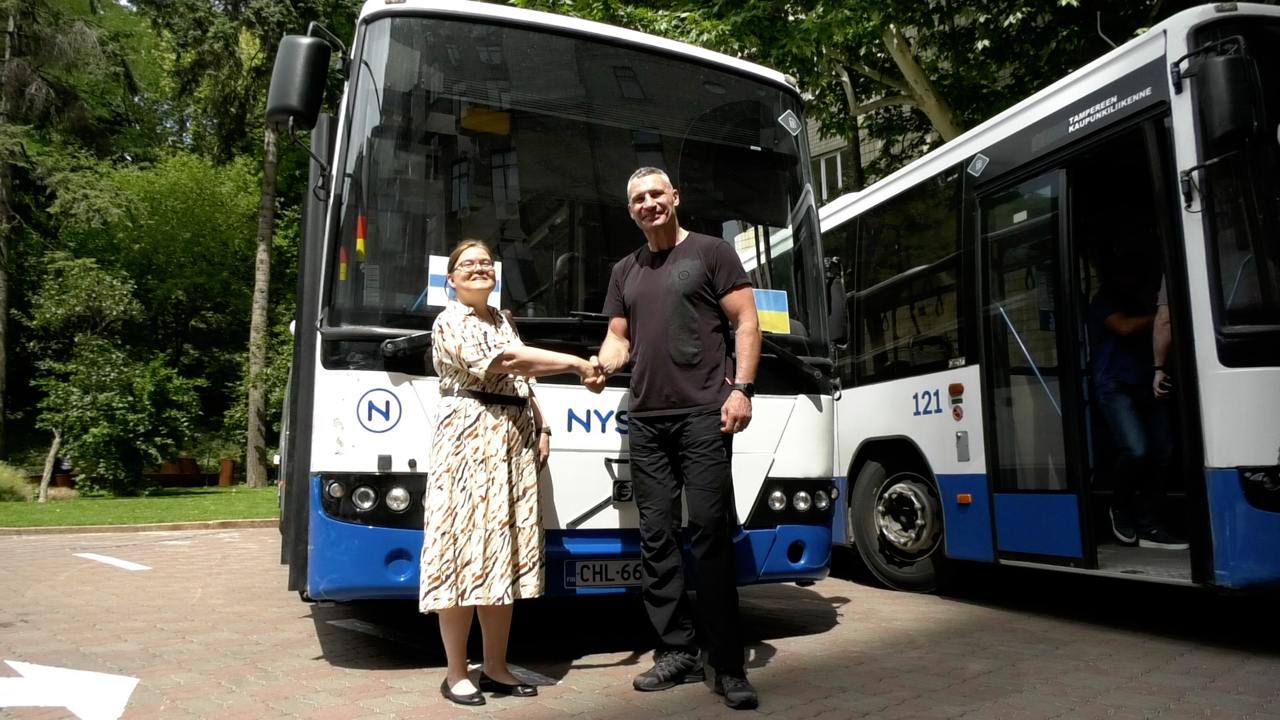 Дружба, що рухає вперед: Тампере передало Києву ще два автобуси для гуманітарних потреб