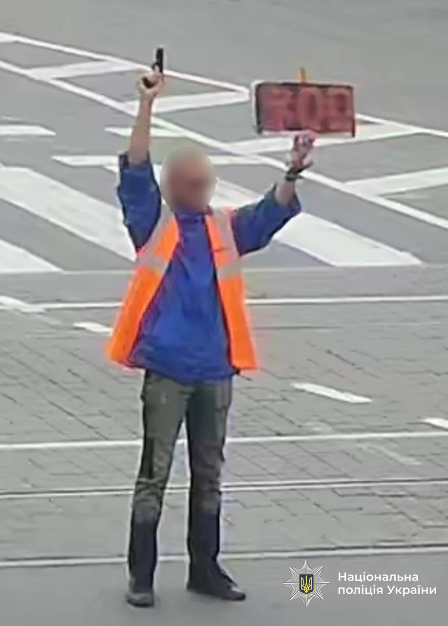 У Вінниці чоловік з іграшковим пістолетом вийшов на дорогу та оголосив хвилину мовчання