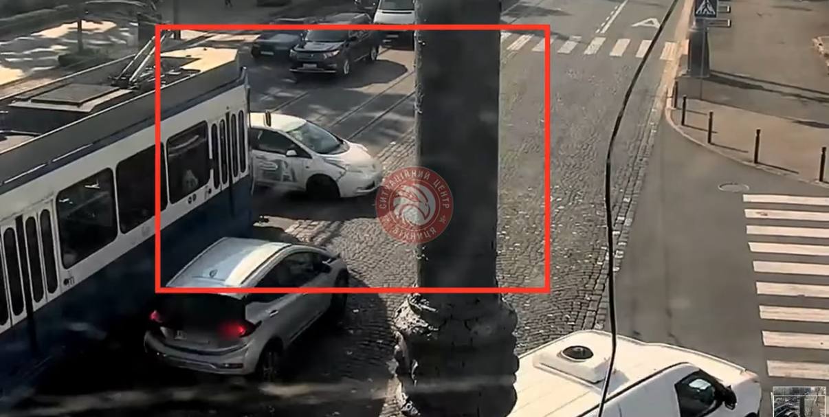 У центрі Вінниці зіткнулися трамвай та два авто: водій-втікач відповідатиме перед законом