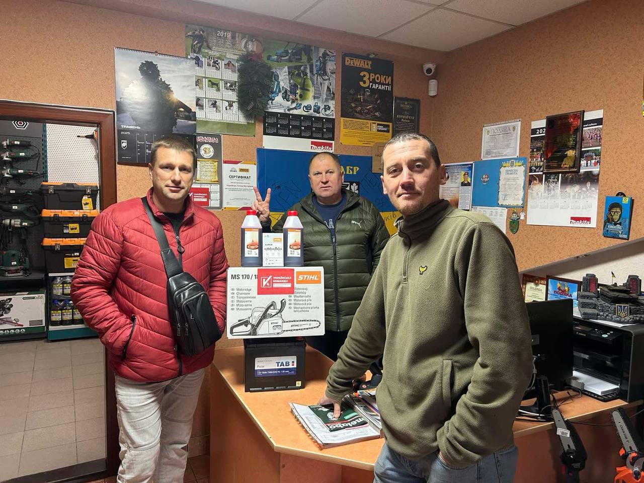 Волонтери «Української команди» передали на передову бензопилу та пальне