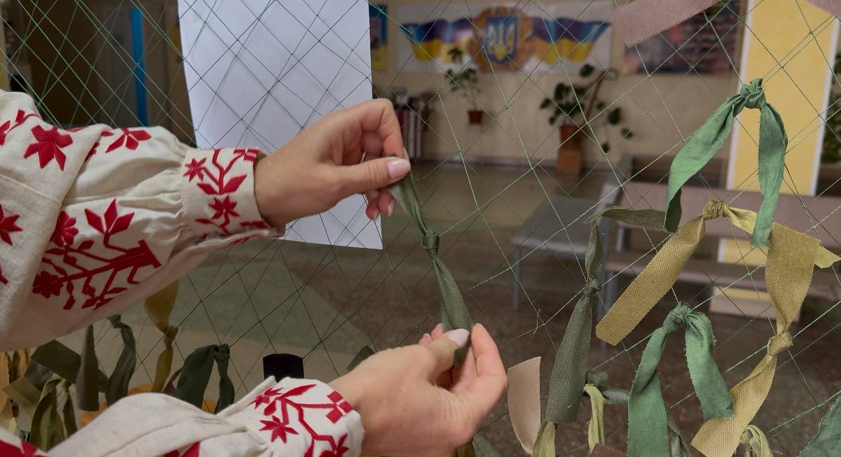 Єдність, турбота і сила тилу: у Вінницькому медичному коледжі триває плетіння маскувальних сіток разом із волонтерами «Української команди»