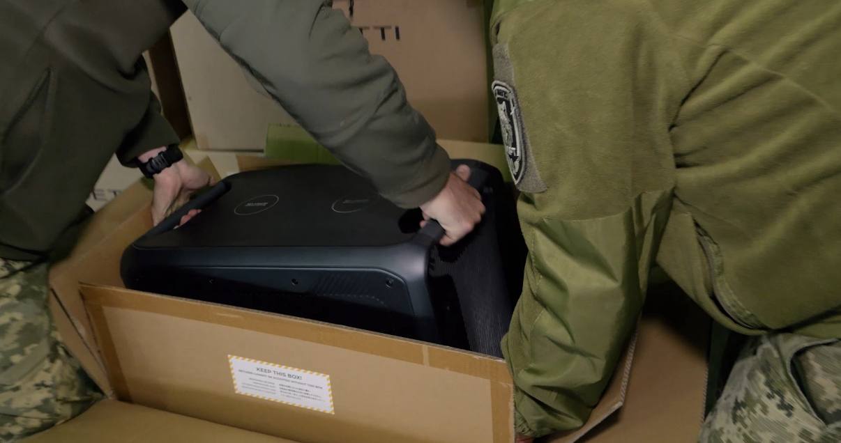 «Для дронів та систем зв’язку»: батальйон безпілотних систем «Хорт» отримав від «Української команди» велику партію зарядних станцій