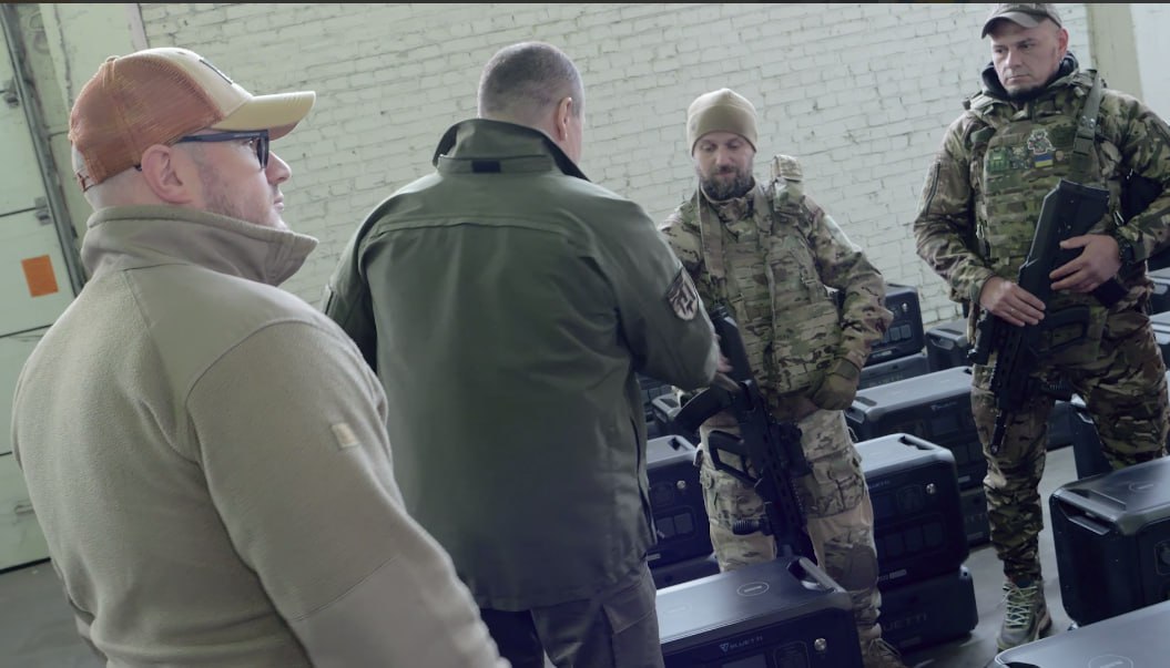 Волонтери «Української команди» передали бійцям Третього армійського корпусу десятки зарядних станцій