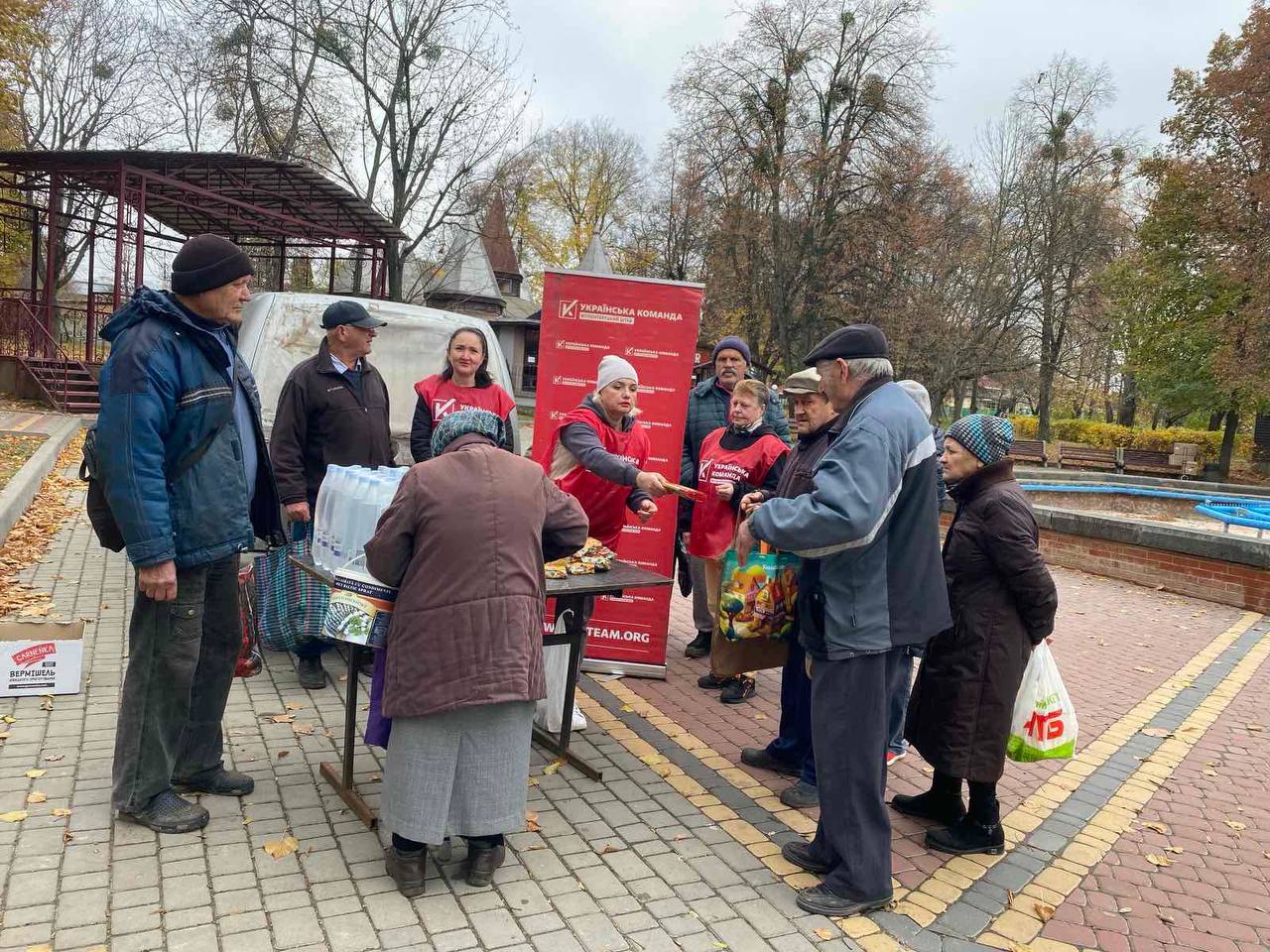 Волонтери «Української команди» у Гайсині традиційно роздають продукти тим, хто потребує підтримки