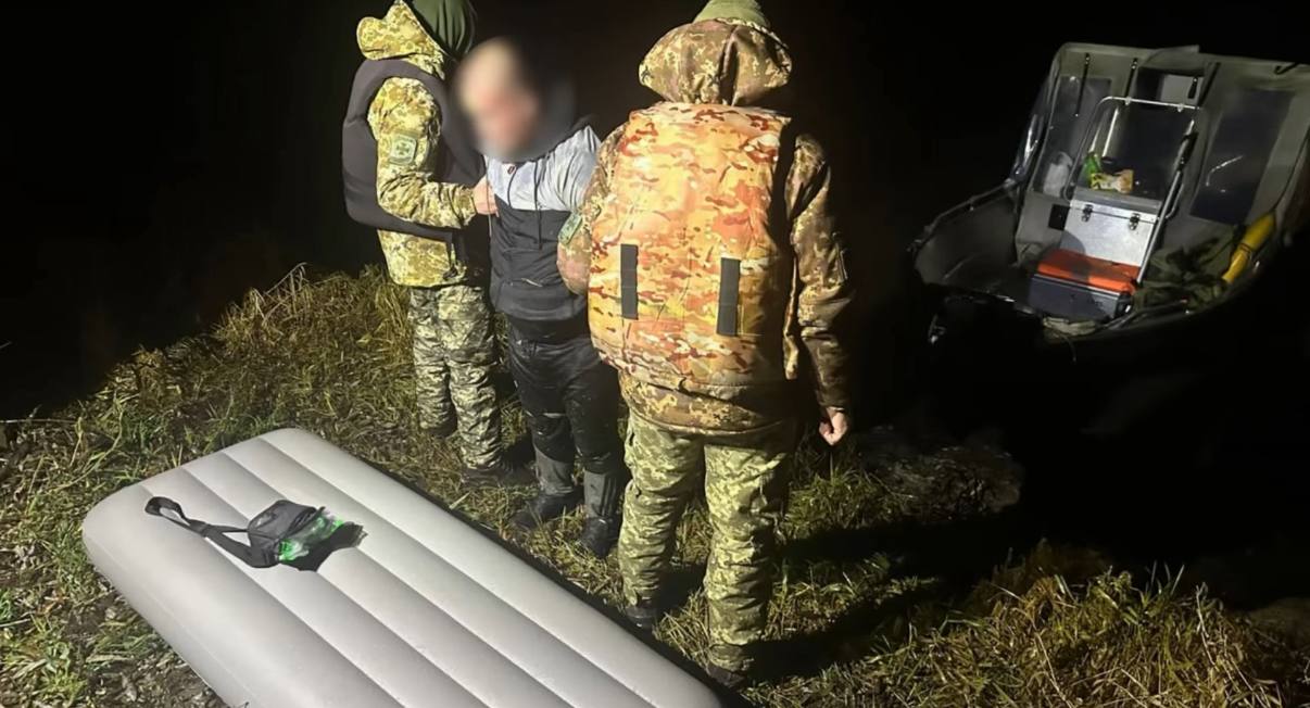 Хотів утікати до Молдови на надувному матраці: на Вінниччині прикордонники врятували чоловіка