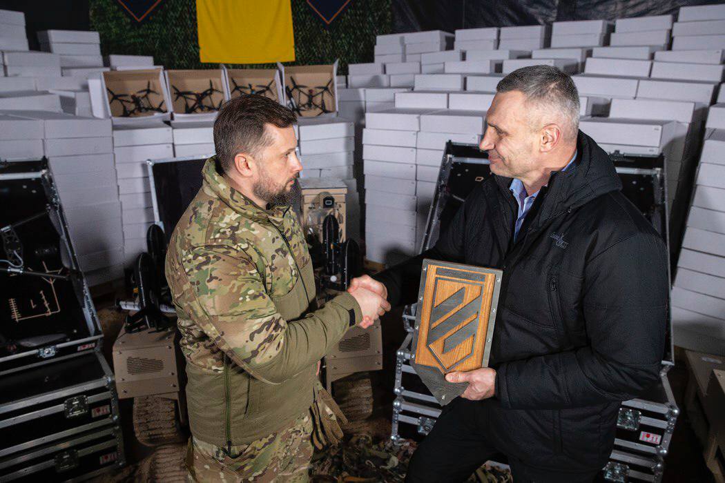 Віталій Кличко передав бійцям 3-го армійського корпусу нову масштабну партію техніки та дронів
