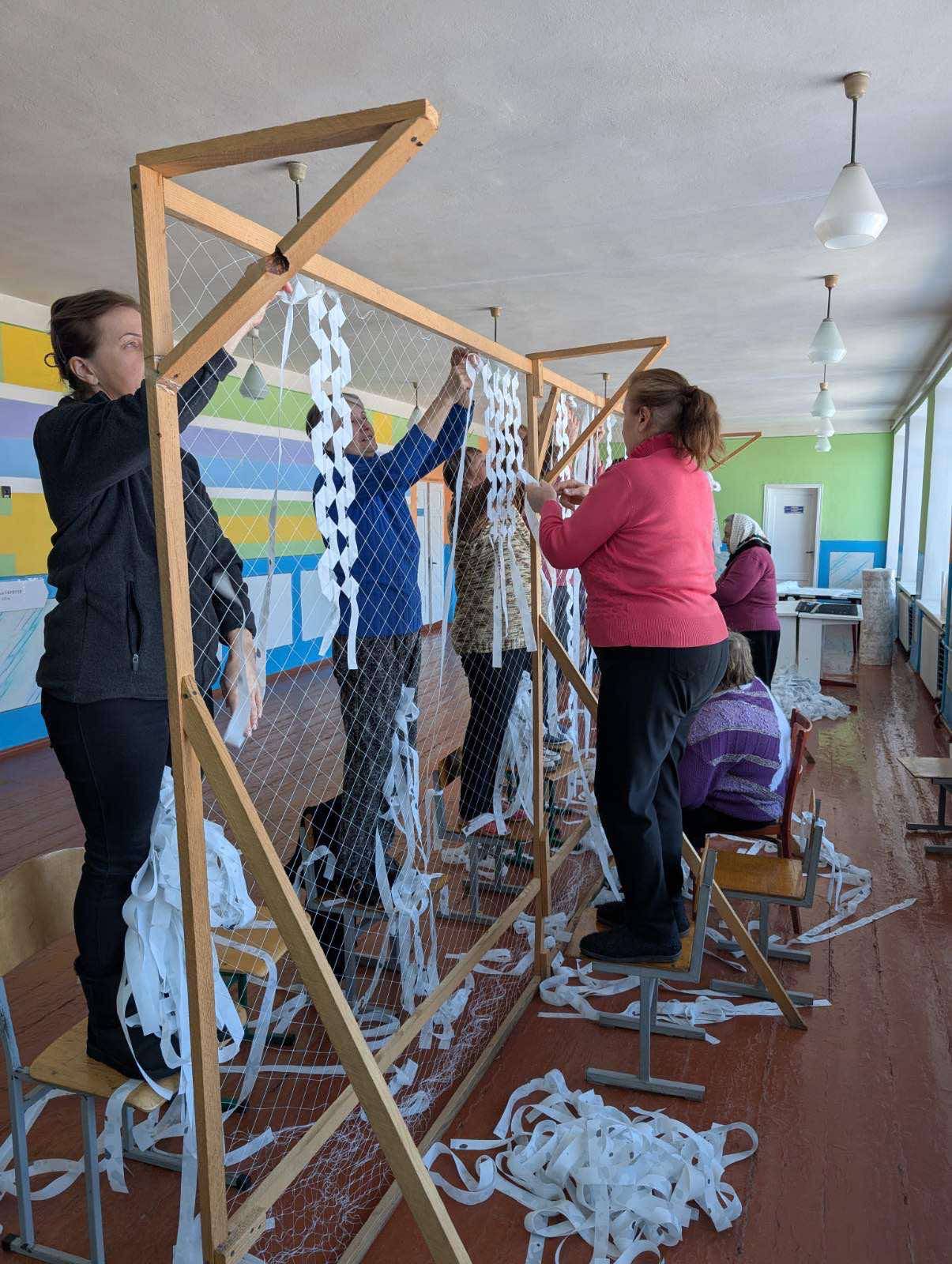 Подяка тим, хто працює в тилу: волонтери з Бершадщини підтримали плетельників маскувальних сіток у Яланці