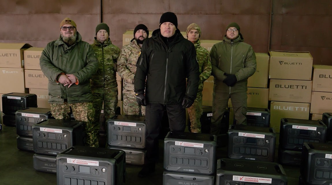Бійці 3 батальйону Української добровольчої армії отримали від «Української команди» партію потужних зарядних станцій