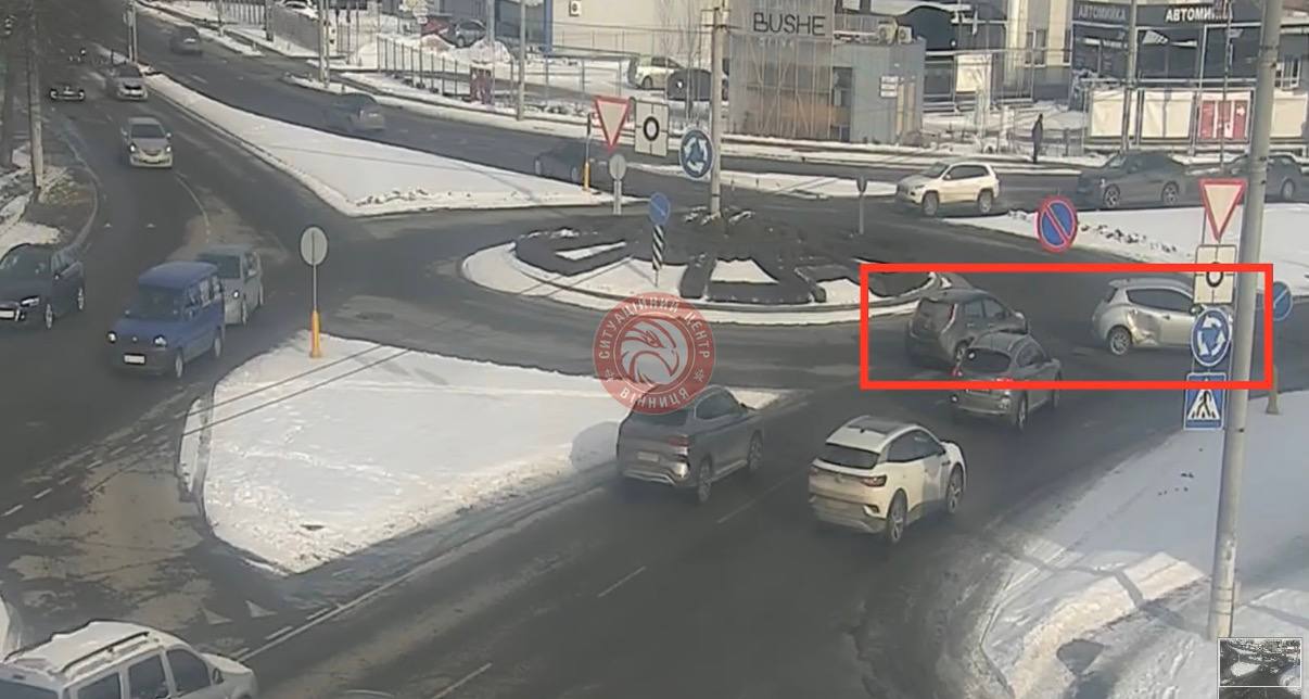 Аварія на кільці: у Вінниці зіткнулися два автомобілі Nissan