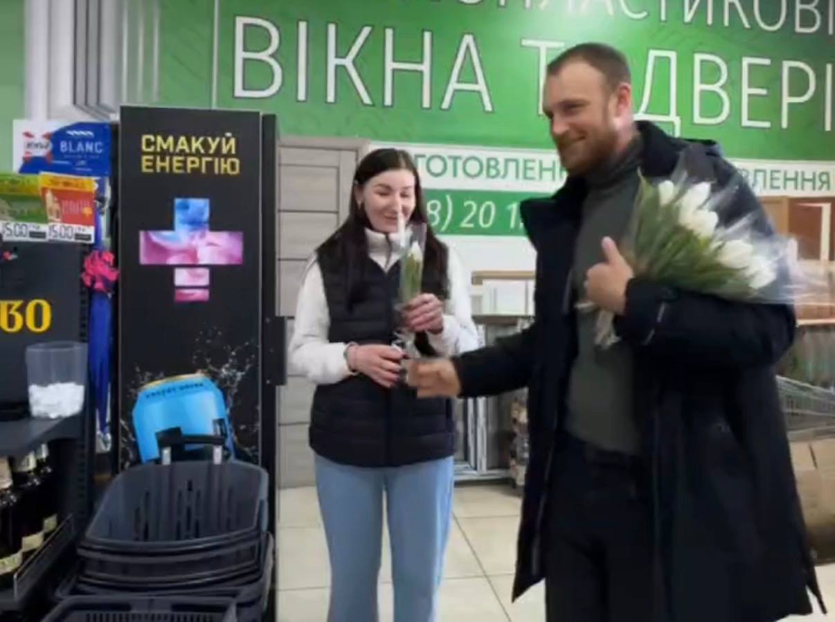 У Чечельнику тюльпани й усмішки: Олексій Вронський привітав жінок із першим днем весни