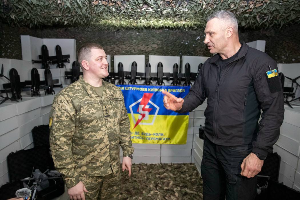 Київ передав бійцям 5-ї окремої штурмової бригади 1300 БпЛА