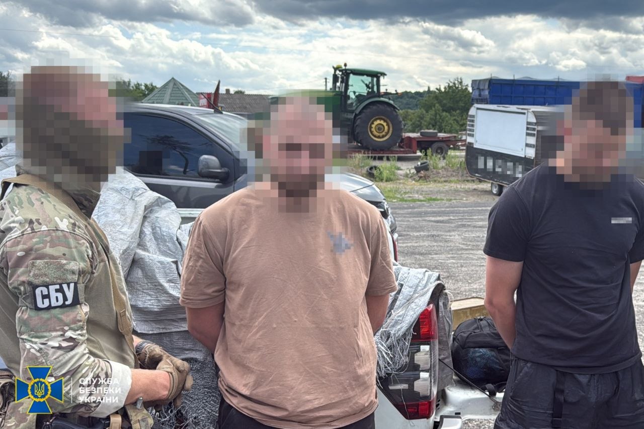 На Вінниччині припинили діяльність двох торговців зброєю: серед підозрюваних — військовий, який вважався зниклим безвісти