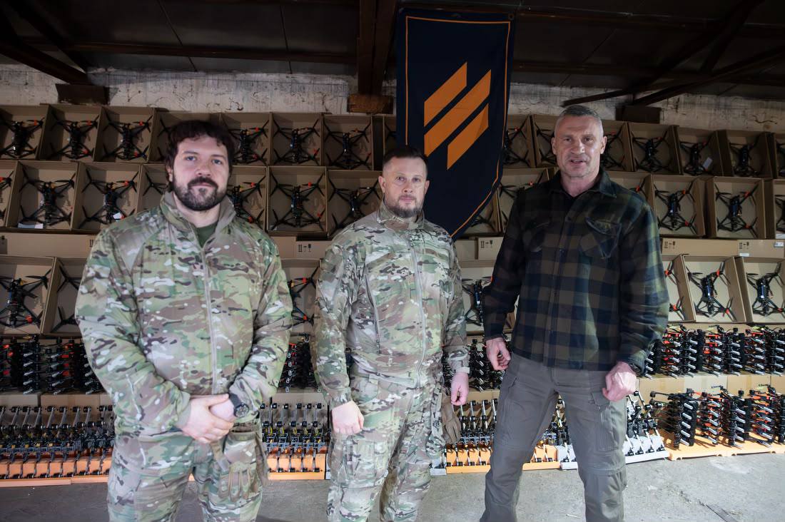 Віталій Кличко з'їздив до бійців Третього корпусу на Харківський напрямок і передав 5800 БпЛА