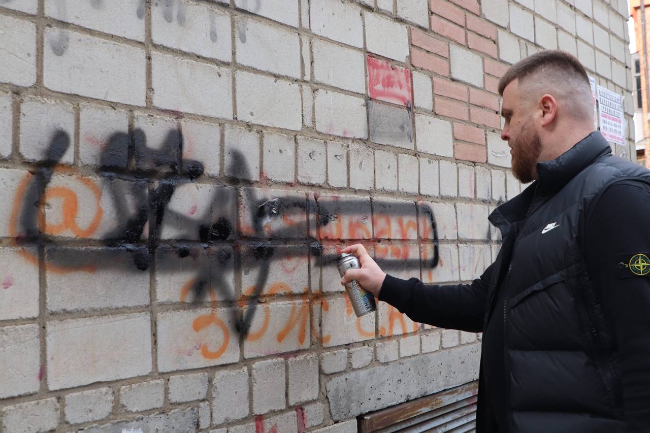 У Вінниці активісти знищували рекламу наркотиків