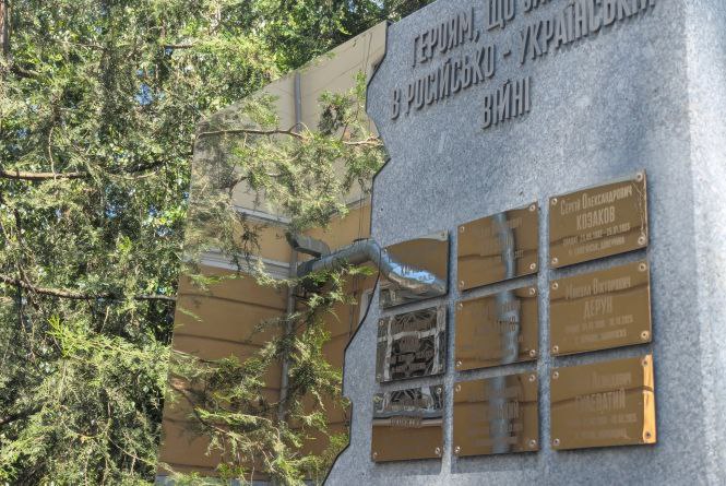 У Вінницькому ліцеї №3 відкрили пам’ятну стелу на честь випускників, які загинули за Україну