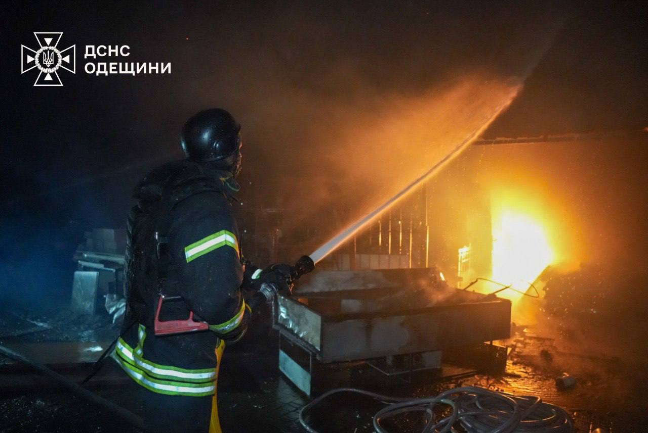 Удар по Одещині - масштабні руйнування, пожежа, одна людина загинула