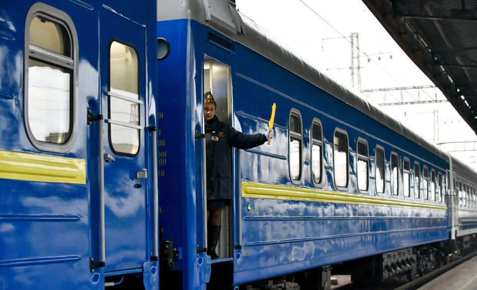 У поїзді на Київ пасажир впав з полиці та за декілька годин помер у поїзді