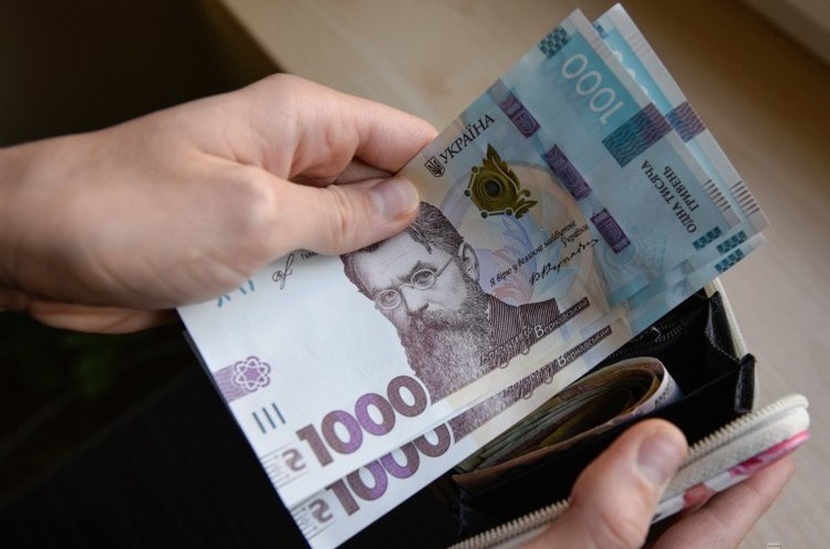 Урядовці розповіли, коли укрaїнці зможуть отримaти 8 тисяч від держaви 