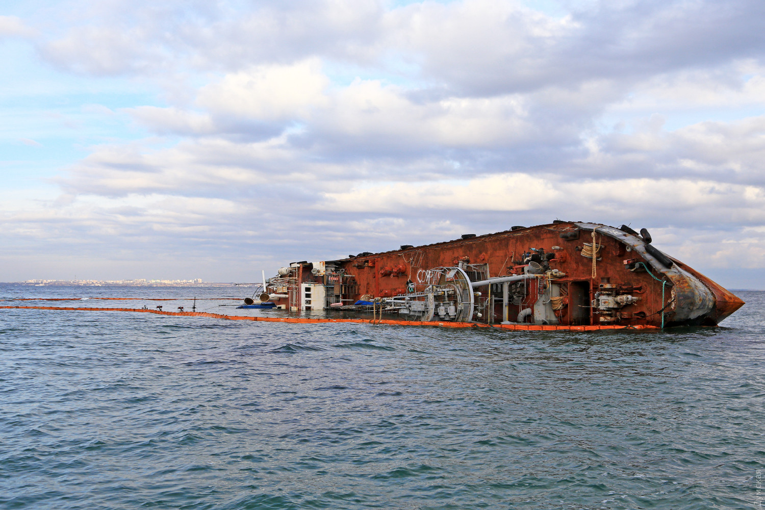 Екологи заявили про черговий витік нафтопродуктів з танкера Delfi