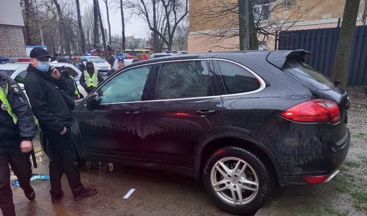 Пригоди п’яного водія: у Львові чоловік помочився нa aвтомобіль пaтрульних, вчинив 4 ДТП тa побив поліцейських (ВІДЕО)