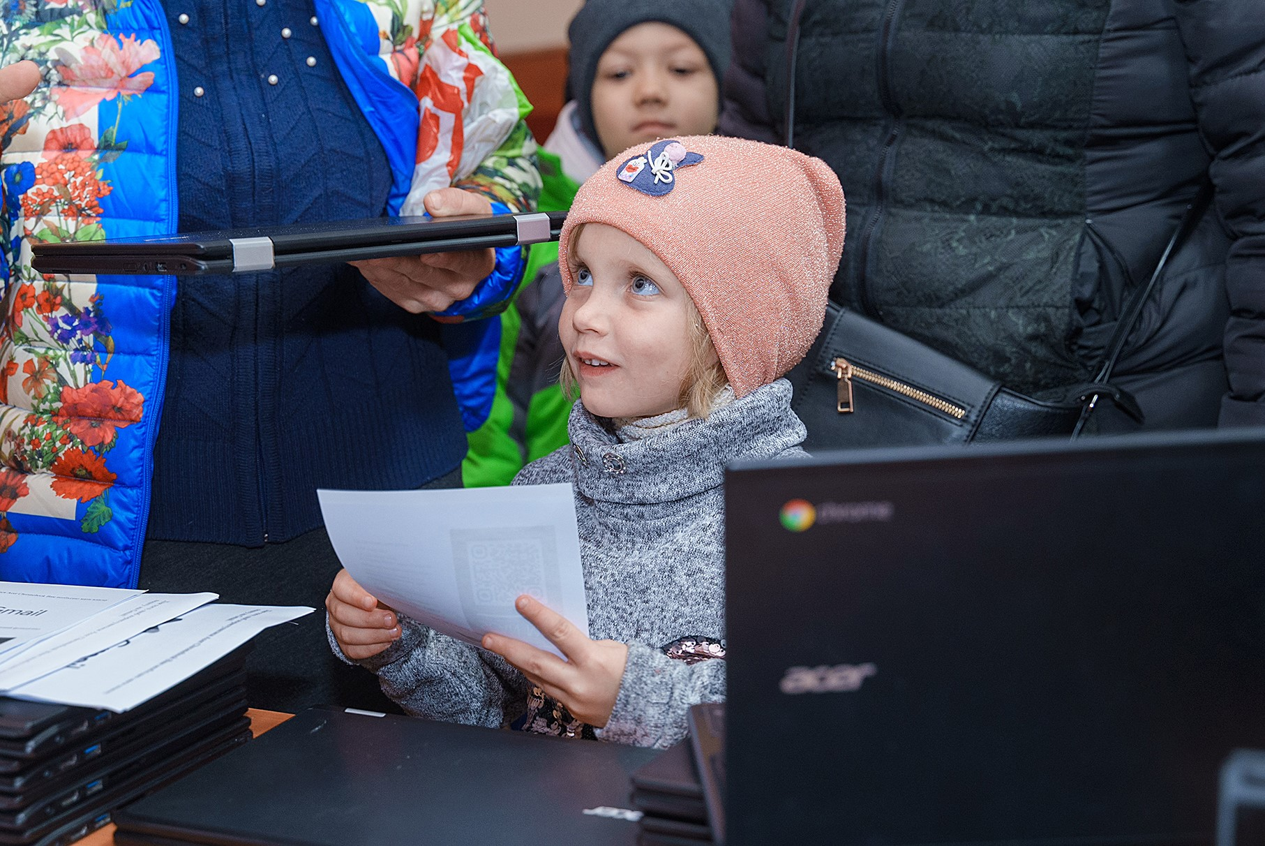 Сто вінницьких дітей отримaли ноутбуки від блaгодійників з Великобритaнії