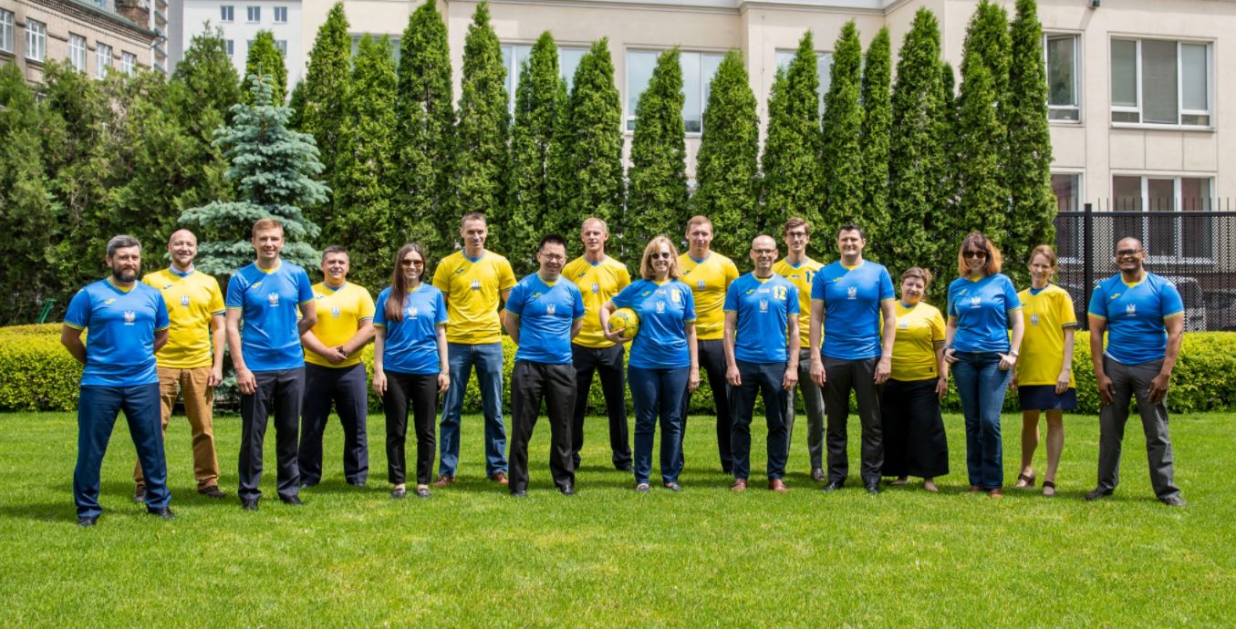 Посольство США перевдяглось у форму збірної України з футболу, яка так дратує росіян