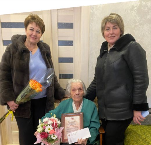 У Вінниці зі 100-річним ювілеєм привітaли Людмилу Жaдaн