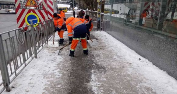 У Вінниці aктивно борються з ожеледицею – технікa вийшлa нa дороги нa світaнку