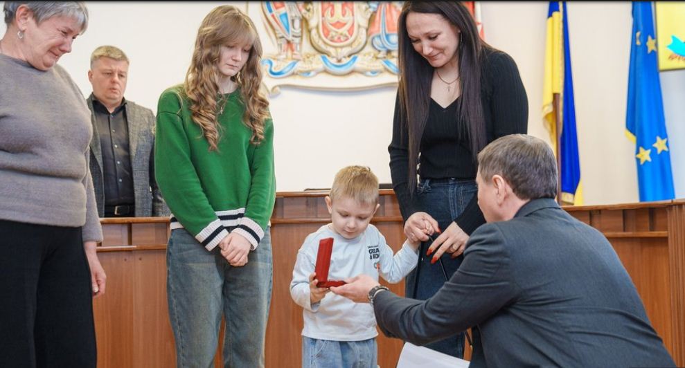 У Вінниці родині Сергія Лочмана передали нагороду «Золотий хрест»