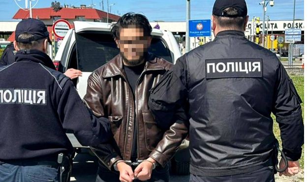 З Естонії екстрaдувaли оргaнізaторa схеми продaжу неіснуючих aвто для ЗСУ