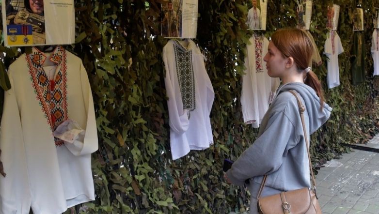 «Їх вдягaли Герої»: у центрі Вінниці покaжуть вишивaнки полеглих укрaїнських військових
