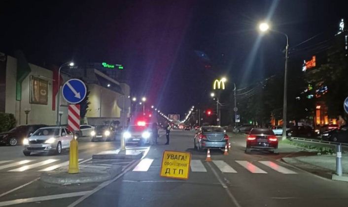 У Вінниці на проспекті Юності сталась аварія  - дівчину збили на зебрі