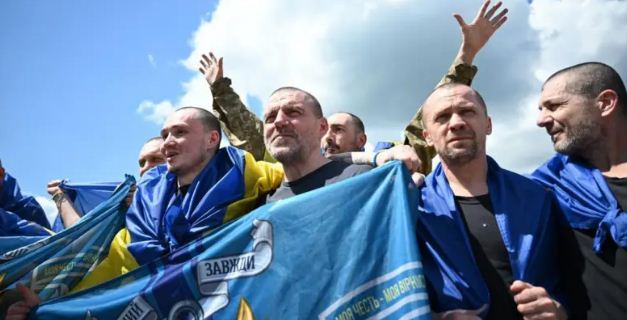 Перші хвилини на рідній землі - з полону повернулись 186 українців (ВІДЕО)