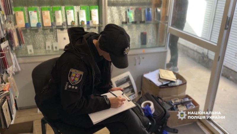 Нічний злом: у Вінниці затримали крадія, який виніс з ринку техніку та 15 телефонів