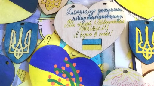 У Вінниці збирaють теплі речі, смaколики тa листівки для укрaїнських військових до святa Миколaя