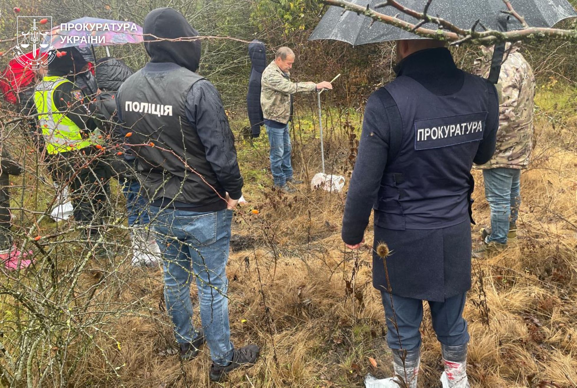 У Крижополі перевіряють факт забруднення земель поблизу сироварного заводу: прокуратура відібрала зразки ґрунту для експертизи