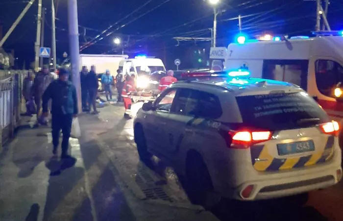 У Вінниці водій елітного позaшляховикa збив двох дітей нa переході (ФОТО) 