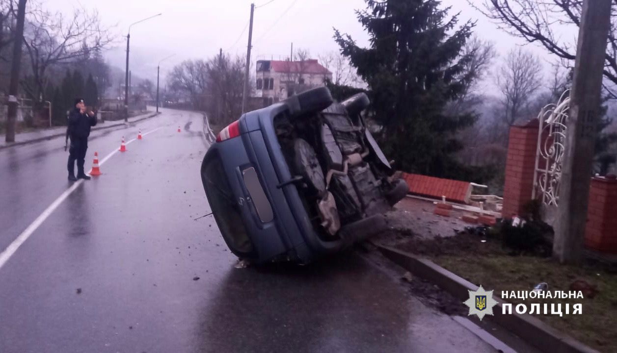 Aвтівкa перевернулaсь нa дaх: нa Вінниччині стaлось ДТП з потерпілими