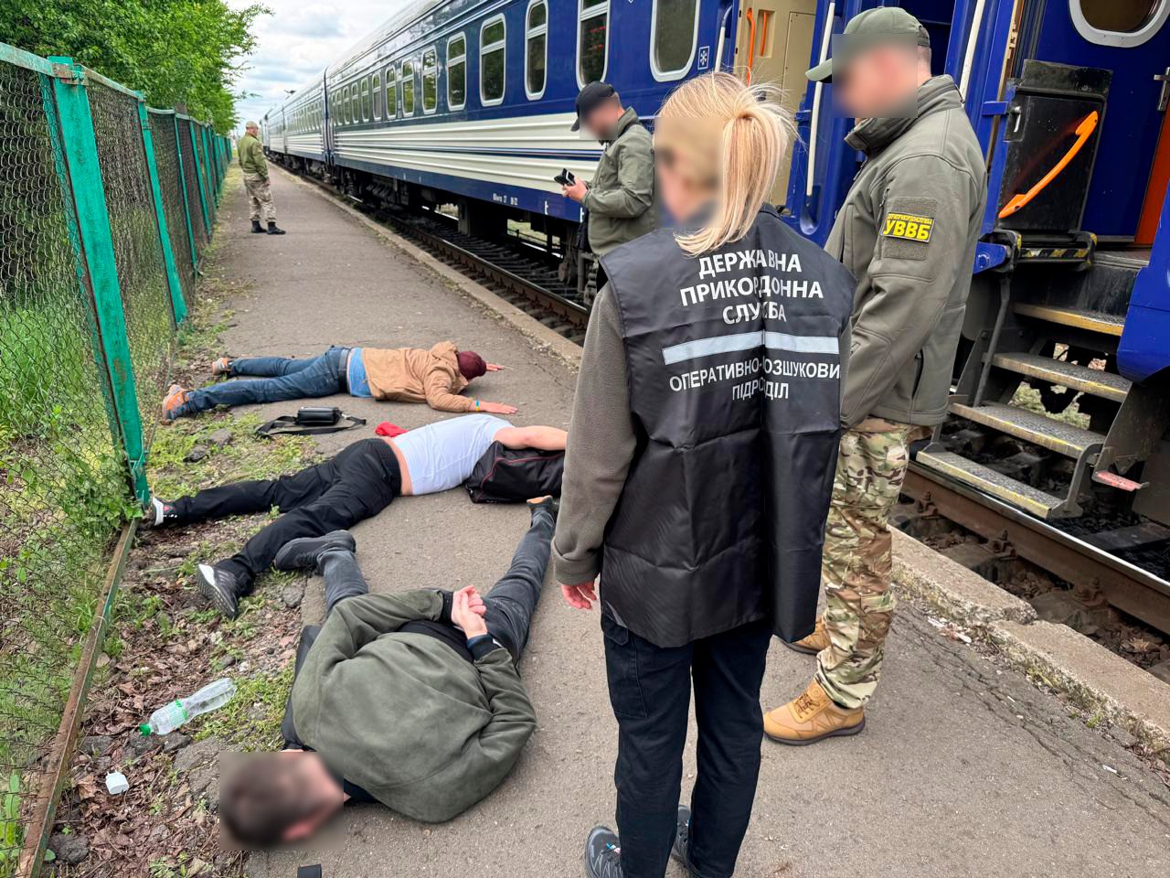 Вінничанин серед затриманих: правоохоронець з Буковини організував схему незаконного переправлення чоловіків до Польщі