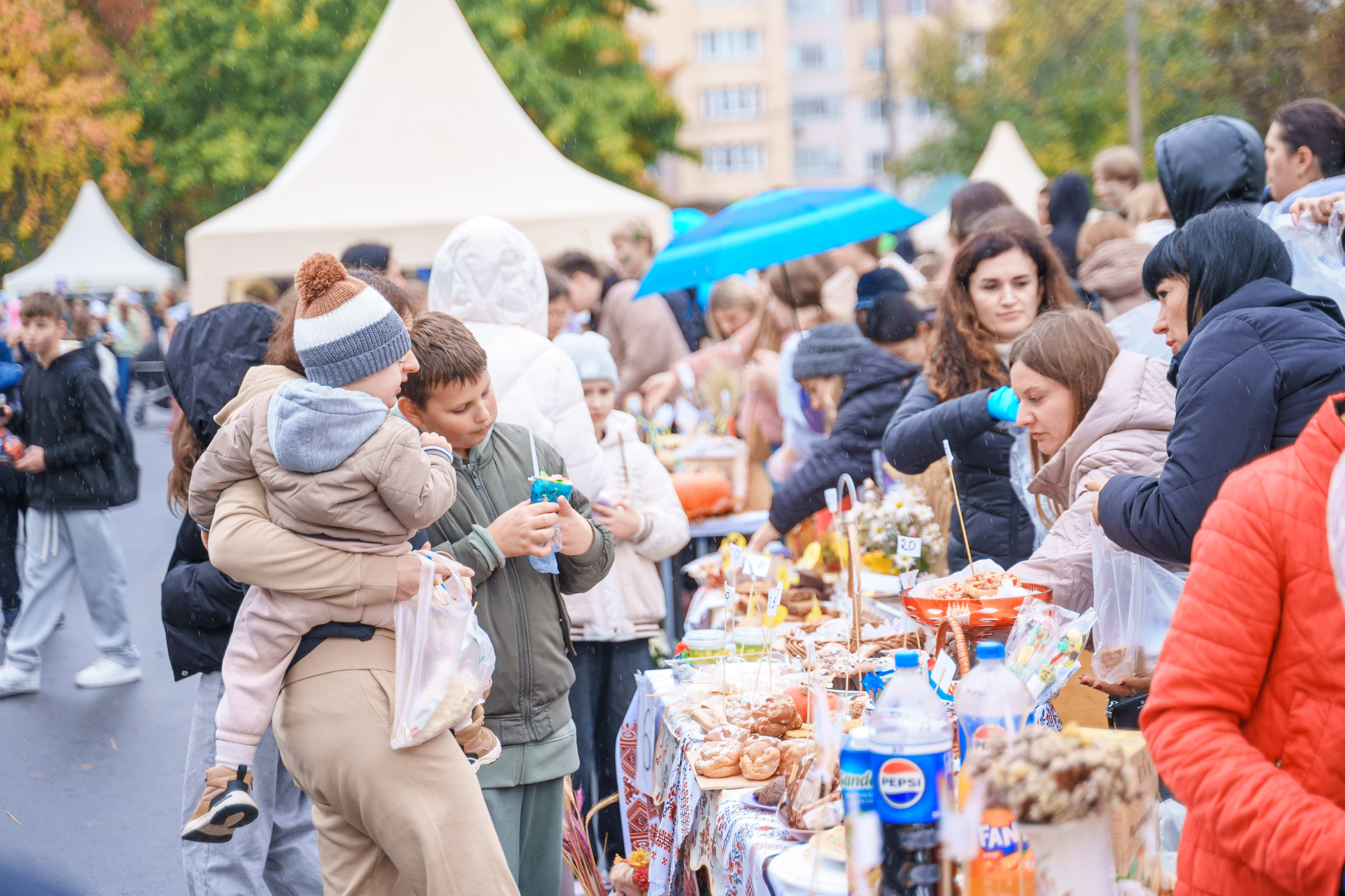 «Сила в єдності»: у вінницьких ліцеях пройшли доброчинні ярмарки, щоб підтримати українських воїнів