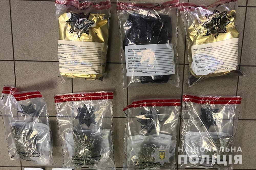 ​​Наркотики у пакетиках із кавою – у столиці поліцейські затримали наркодилера та вилучили наркотовару на майже 3 млн грн