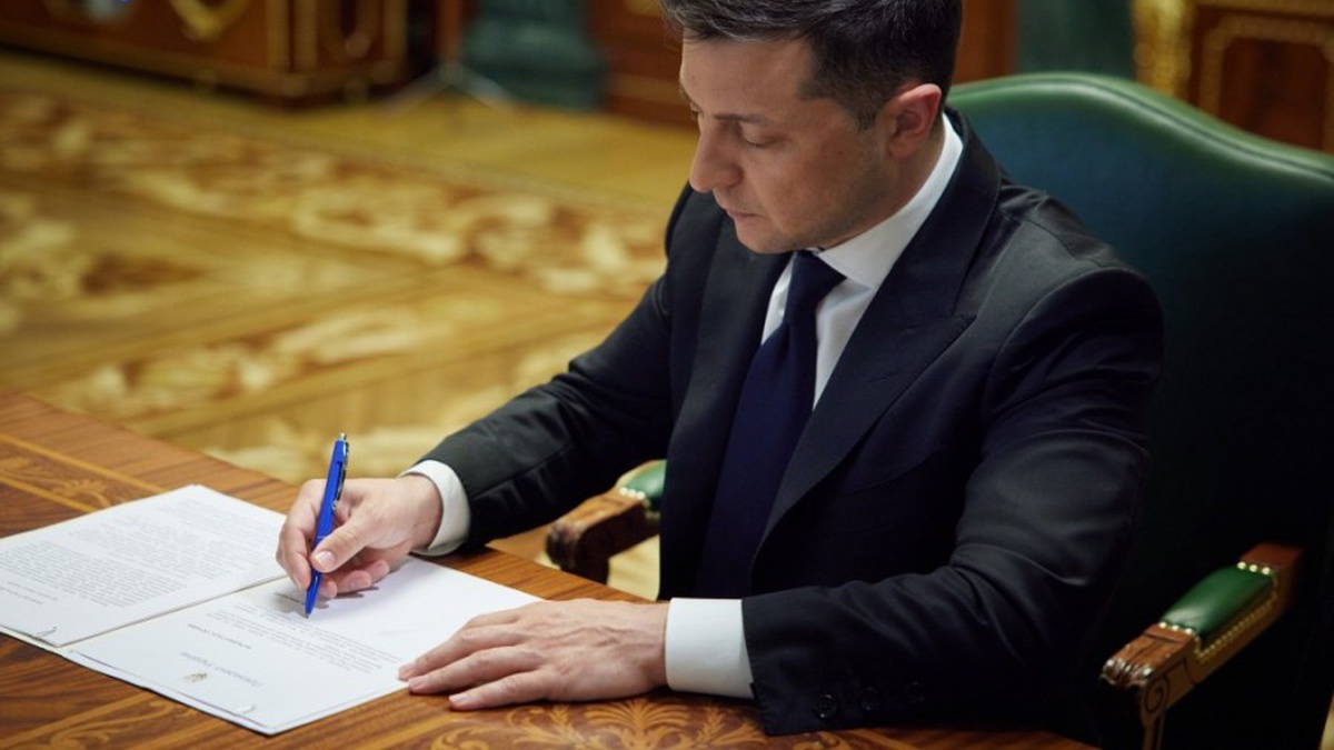 Зеленський підписав закон про виділення вакцинованим "ковідної тисячі"