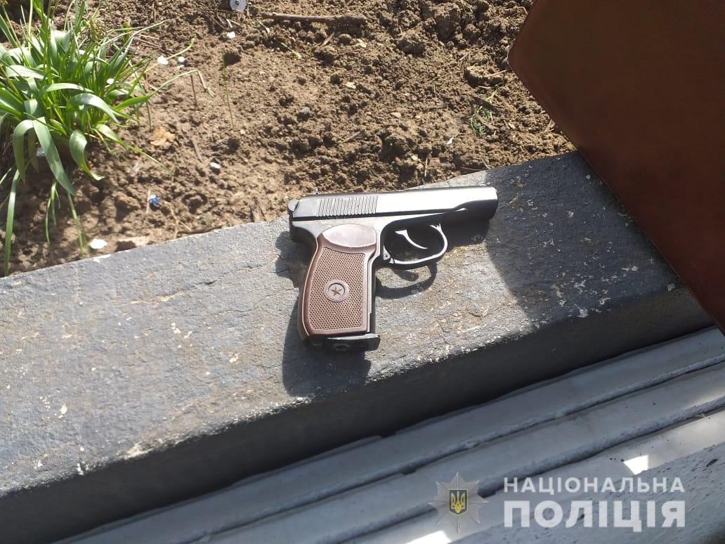 На Луганщині поліцейські вилучили у чоловіка арсенал зброї (ФОТО)